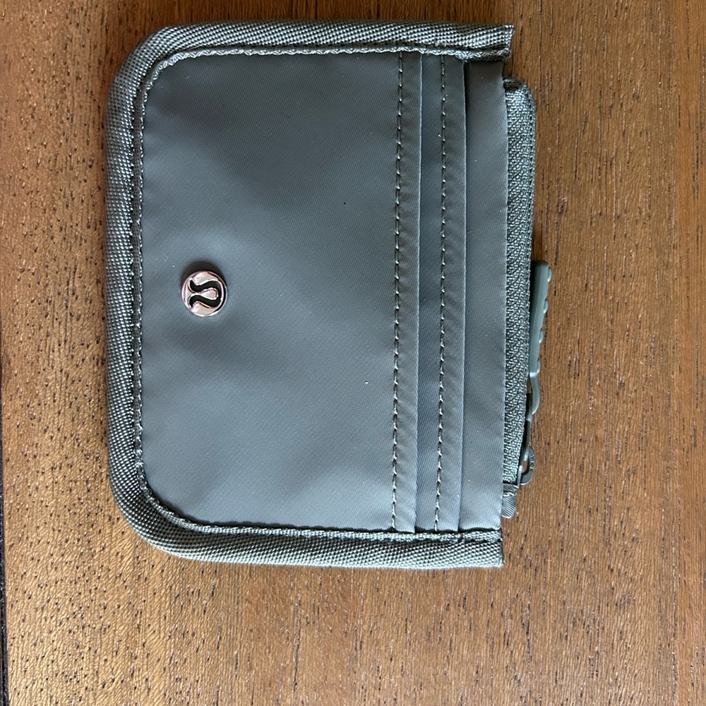 Lululemon True Identity Card Case Willow Leaf/Silver